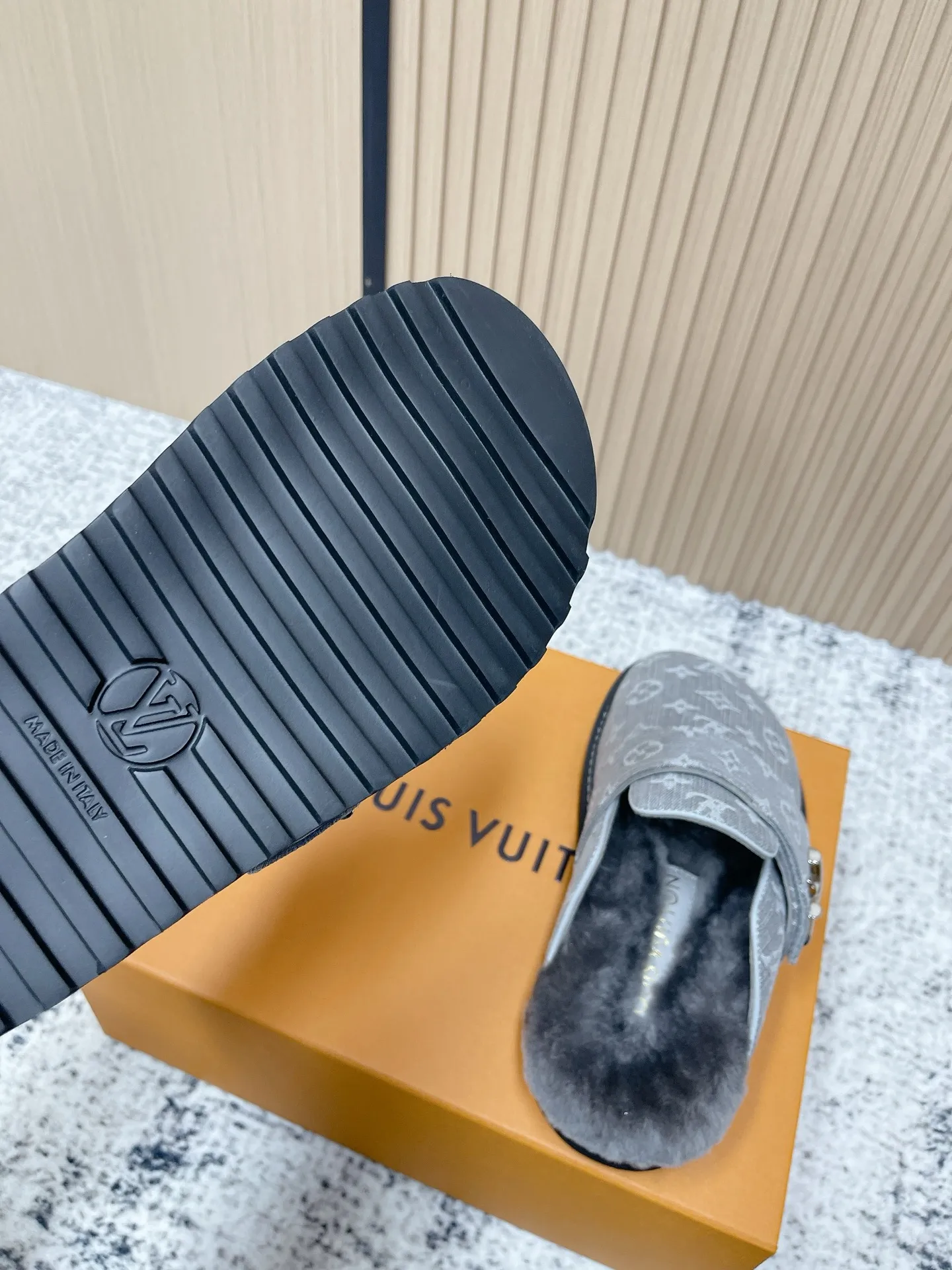 [L Home] P: 500💰 Size: 35-46 (female 40.41, male 45 46 custom-made) Top version Louis vuitton Lv top version LV couple's wool slippers New couple's Birkenstock slippers Cute and loveable, the foot feel is not too good Simple and high-end Sling-hee design Ready to wear and go Good news for lazy people Upper imported cowhide/imported old floral cloth Original hardware buckle, original molded high-density foam outsole Fabric: Yangjing/classic jacquard fabric Lining: imported wool lining Sole: original foam combination sole